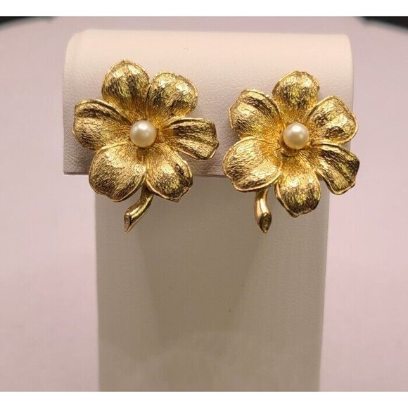 Coro Brushed Gold Tone Clip-on Earrings W/Faux Pearls 1" Dia Vintage - Picture 1 of 3